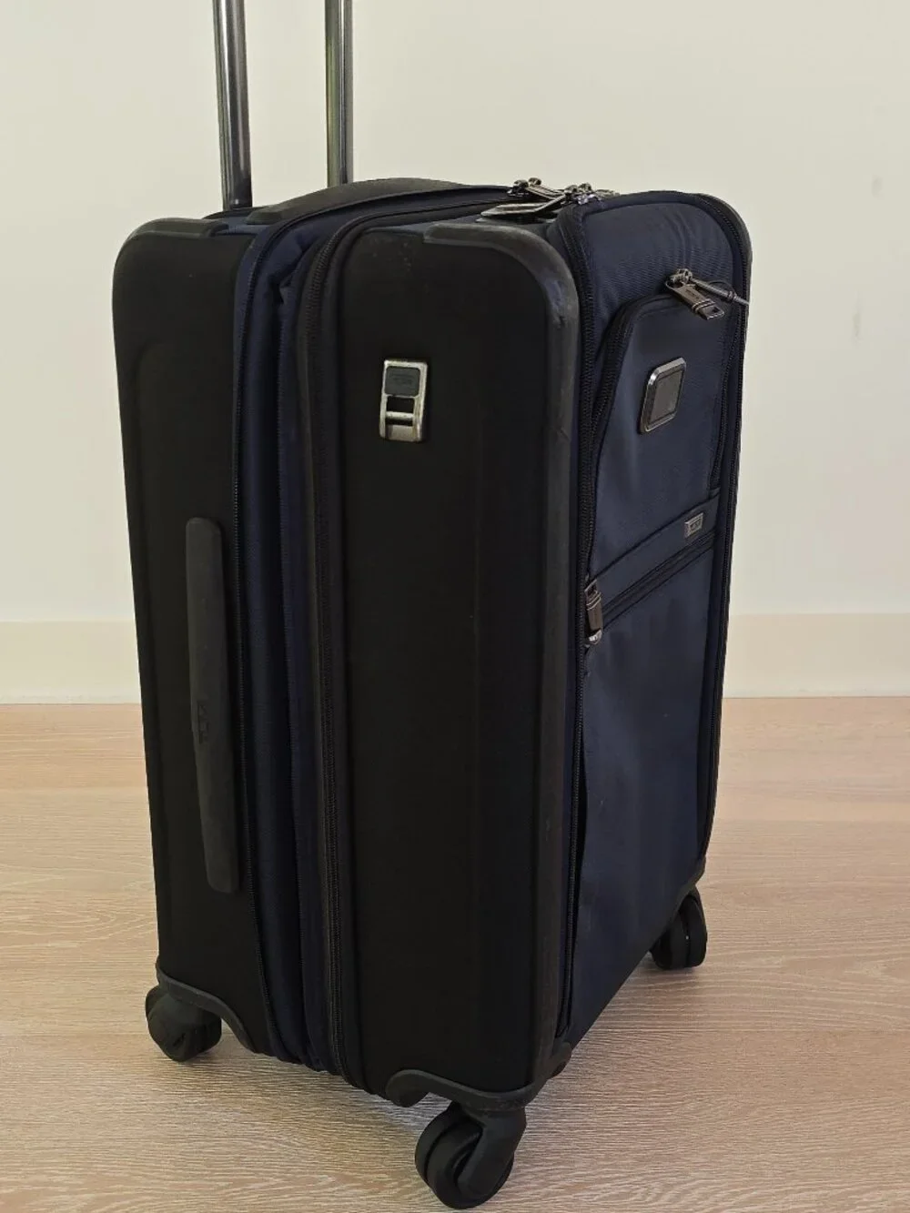 TUMI Alpha 3 International Dual Access 4-Wheeled Carry-On Spinner Luggage in Nav